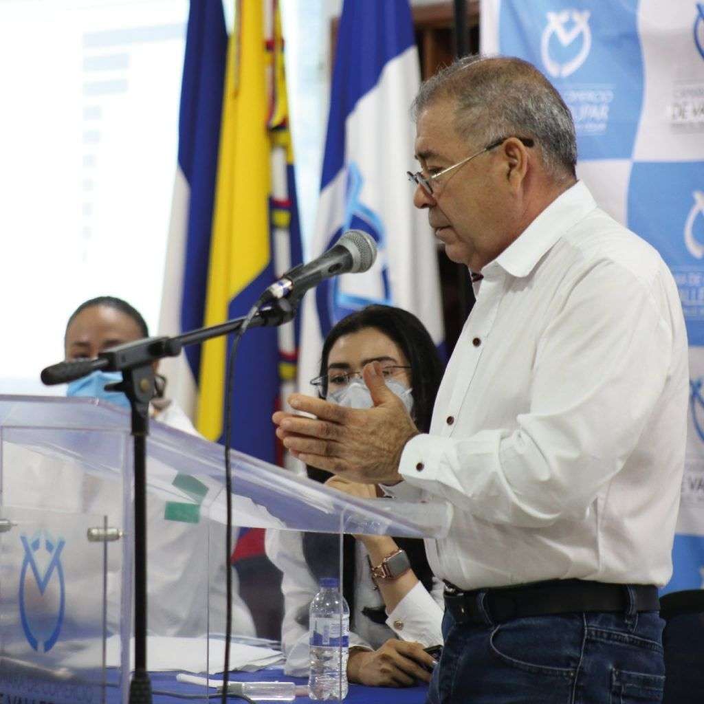 Presidente de la cámara de comercio de Valledupar exponiendo la encuesta entorno empresarial