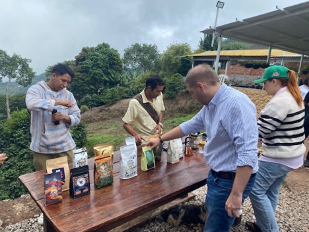 Videos de promoción y expectativa publicitaria para “mi futuro sabe a café del cesar”.